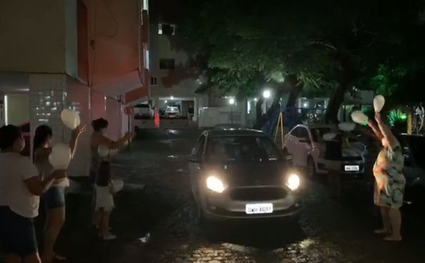 Monsenhor Rubião Lins tem alta médica e é recebido com aplausos