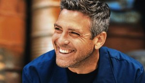 Clooney, ator mais bem pago do mundo, deve sua fortuna à bebida