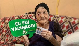 Moradora de 113 anos recebe dose da vacina contra a Covid-19 em Arapiraca