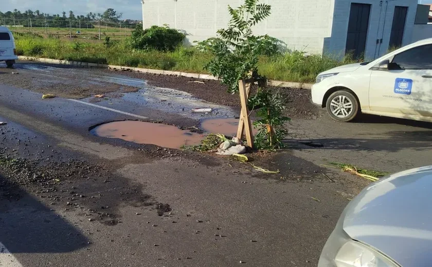 Carro que seguia do interior com 5 pessoas para consulta médica em Maceió capota após passar por buraco na AL-220