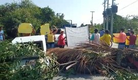 Ambulantes expulsos de praia fecham AL 101 em Maragogi