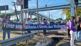 Movimentos de mulheres fazem protesto pelo fim dos feminicídios em Alagoas