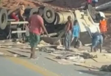 Carreta carregada de MDF tomba e deixa uma pessoa ferida Joaquim Gomes