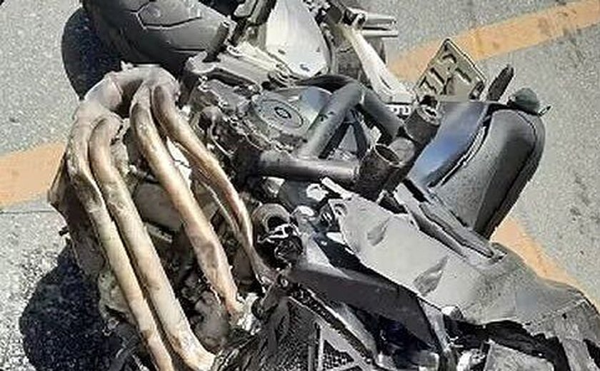 Motociclista é arremessado para sentido contrário da Avenida Menino Marcelo após bater em caminhão