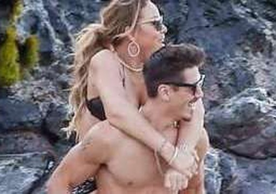 Mariah Carey é flagrada em clima de total romance com dançarino Bryan Tanaka