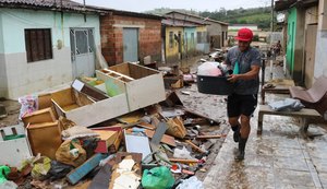 Destruição: moradores tentam salvar o que restou após enchentes em cidades ribeirinhas