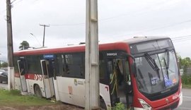 Ônibus afunda em buraco na Avenida Gustavo Paiva na Cruz das Almas