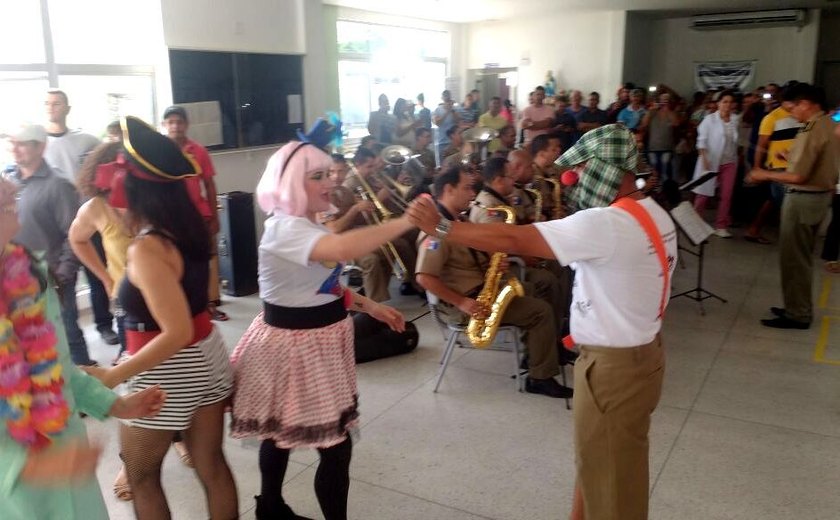 Banda da PM e Anjos do Riso fazem prévia de carnaval no HE do Agreste 
