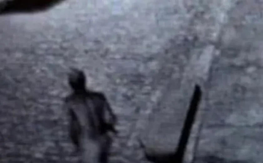 Imagem de homem nu segurando um gato em rua de Arapiraca preocupa vizinhança