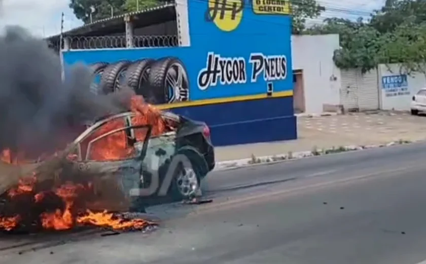 Carro pega fogo e bombeiros são acionados em Arapiraca