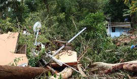 Sobe para 54 número de mortos após chuvas no litoral norte paulista