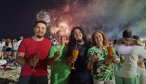 Multidão lota orla de Maceió para receber 2024