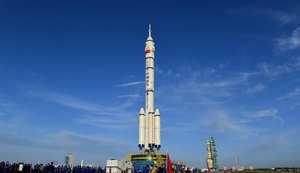 Foguete está pronto para enviar primeira tripulação à estação espacial da China