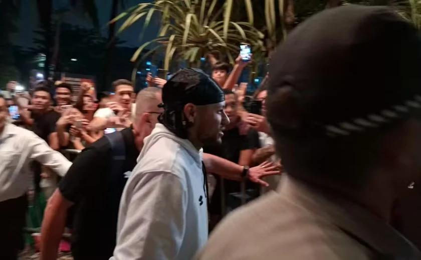 Santos chega a Maceió e multidão em hotel comemora vinda de Neymar
