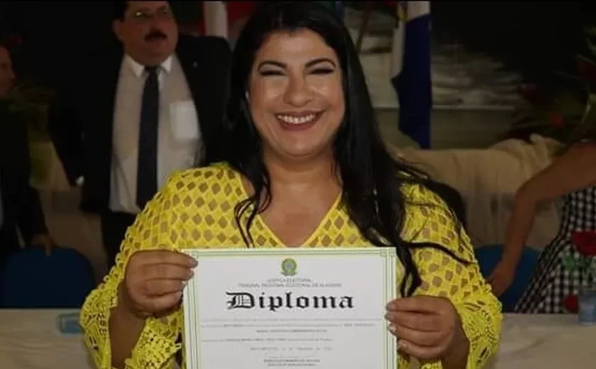 Esposa de prefeito afastado, Cristina Gonçalves toma posse em Rio Largo