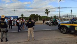 Moradores protestam na BR-101 contra mau serviço da Veleiro