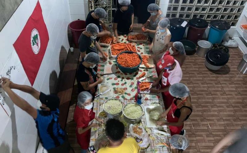 Natal Sem Fome: MST distribui mil refeições durante Ceia Solidária em Maceió