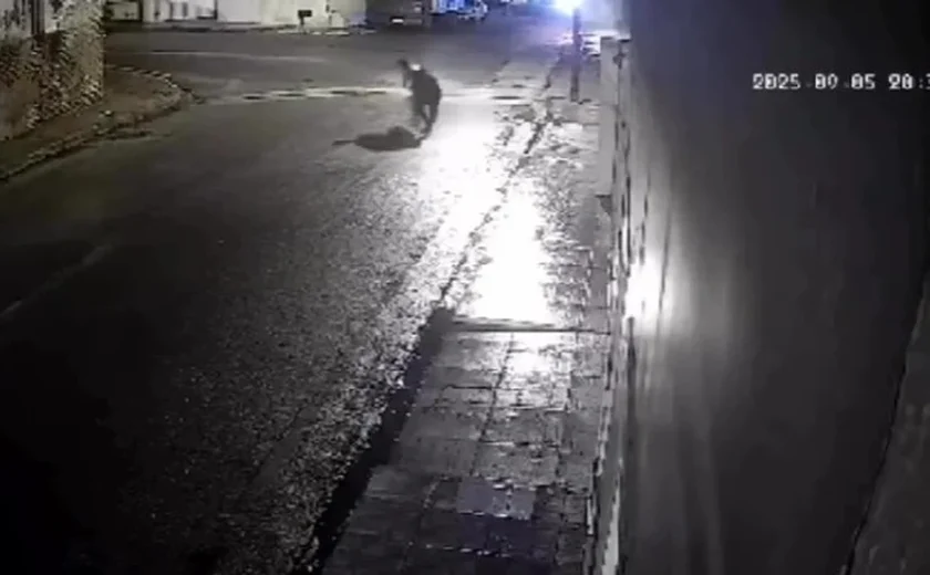Câmera flagra assalto a mulher em rua deserta de Santana do Ipanema