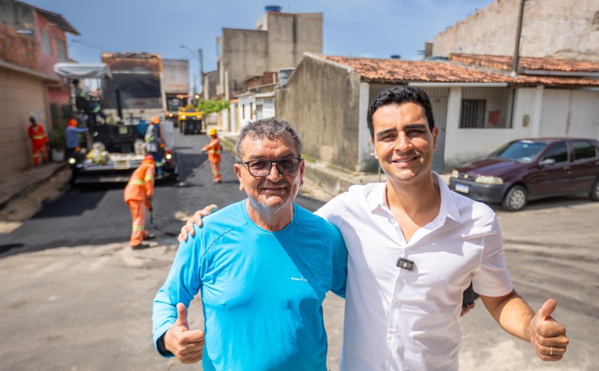 JHC vistoria pavimentação na parte alta de Maceió: maior investimento do Nordeste