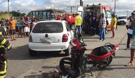 Motoqueiro atravessa para-brisa com impacto de colisão em Arapiraca