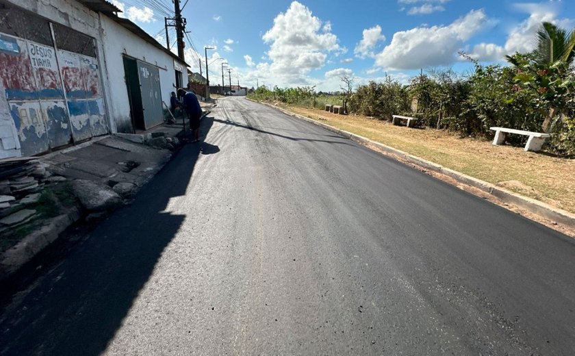 Rua que dá acesso à Avenida Mundaú é asfaltada no Benedito Bentes