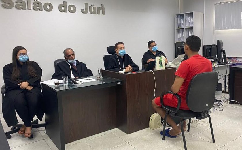 Jurados condenam réu a 15 anos de reclusão por feminicídio
