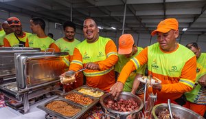 Autarquia de Limpeza Urbana oferece café da manhã para garis após trabalho no São João