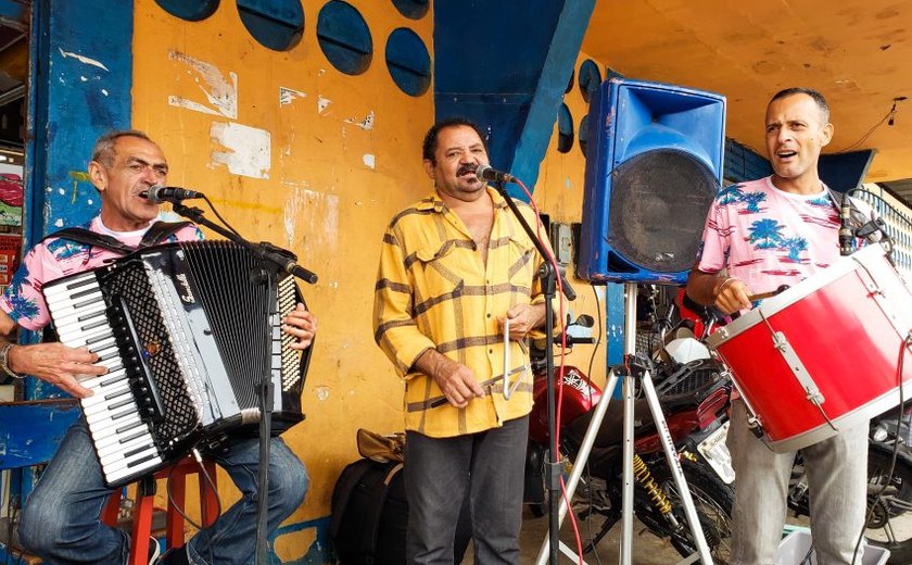 Sanfoneiro comemora volta de shows com trio e banda no São João de Maceió