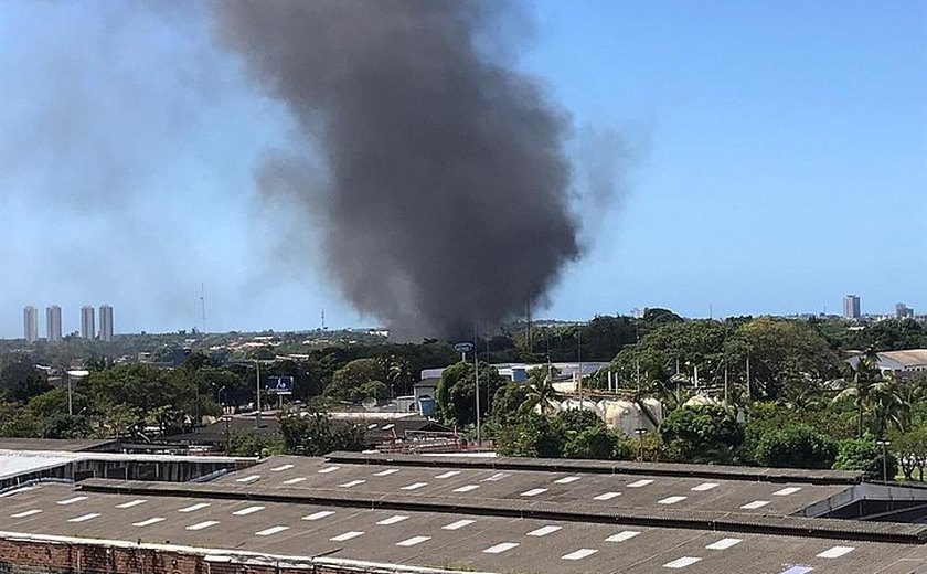 Incêndio atinge sete ônibus na parte alta de Maceió