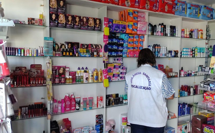 Vigilância Sanitária interdita duas farmácias irregulares na parte alta da capital alagoana