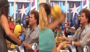 Mulher 'se vinga' de Romero Britto quebrando obra mais cara na frente do pintor