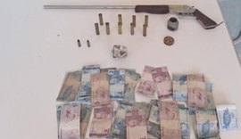 PM retira duas armas de fogo das ruas em ações no interior