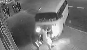 Grávida de 18 anos morre atropelada por Kombi em calçada