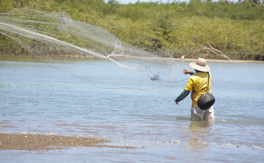 Coruripe inicia mapeamento de pescadores e marisqueiras com ação no povoado Barreiras