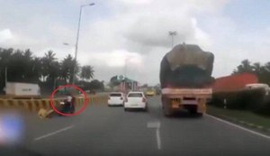 Após acidente, bebê 'pilota' moto em estrada