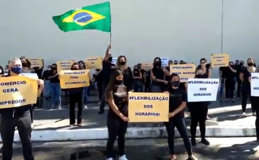 Trabalhadores fazem ato público por flexibilização de horários em shoppings