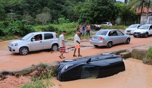 Vídeo: Carro cai de ponte em Bebedouro após condutora atravessar o local alagado