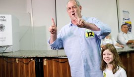 Em 3º nas pesquisas, Ciro Gomes vota no Ceará e diz que acredita na vitória