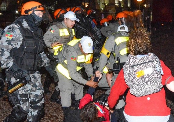 Protesto em frente ao Santander Cultural termina com briga entre manifestantes