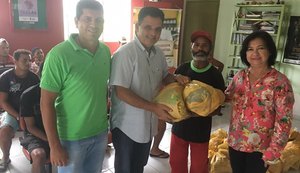 Prefeitura de União entrega cestas básicas para catadores