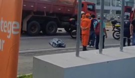 Mulher morre após colidir moto em poste na Avenida Menino Marcelo