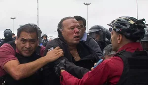 Ministro argentino é agredido por manifestantes durante protesto