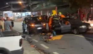 Colisão entre carros deixa duas pessoas feridas na Serraria, em Maceió