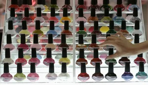 Estudo mostra como glitter usado no carnaval contamina rios e oceanos