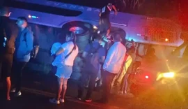 Ônibus interestadual com 20 passageiros tomba na Serra das Pias, em Palmeira dos Índios