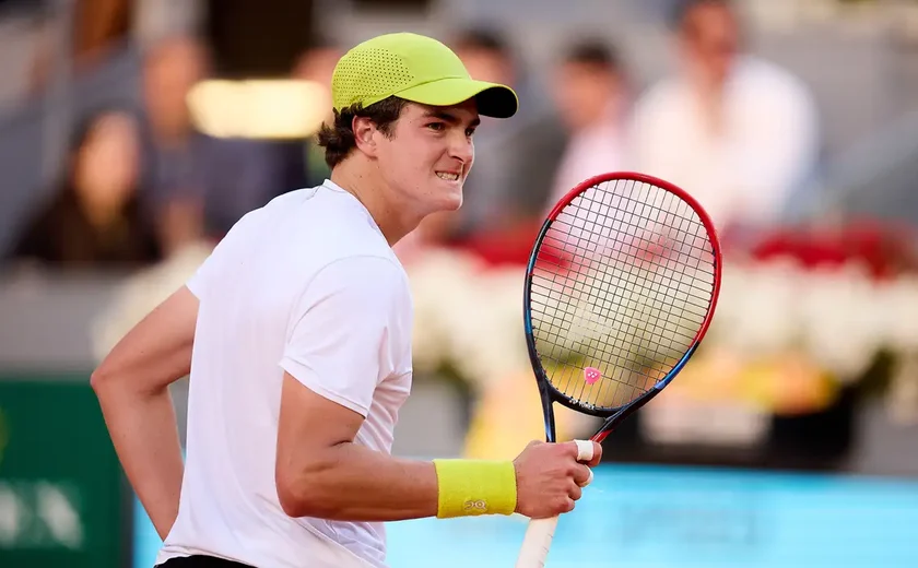 João Fonseca vai à 1ª semi de ATP 500 após abandono de rival no 3º set