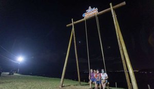 Balanço gigante ganha iluminação em LED e pode ser visitado à noite