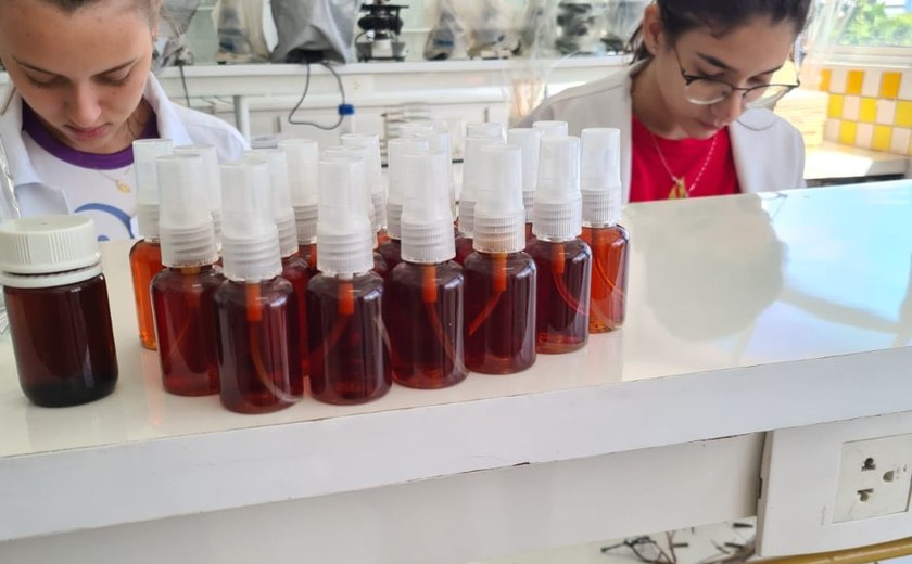 Estudantes do Colégio Marista produzem repelente e distribuem em escola estadual