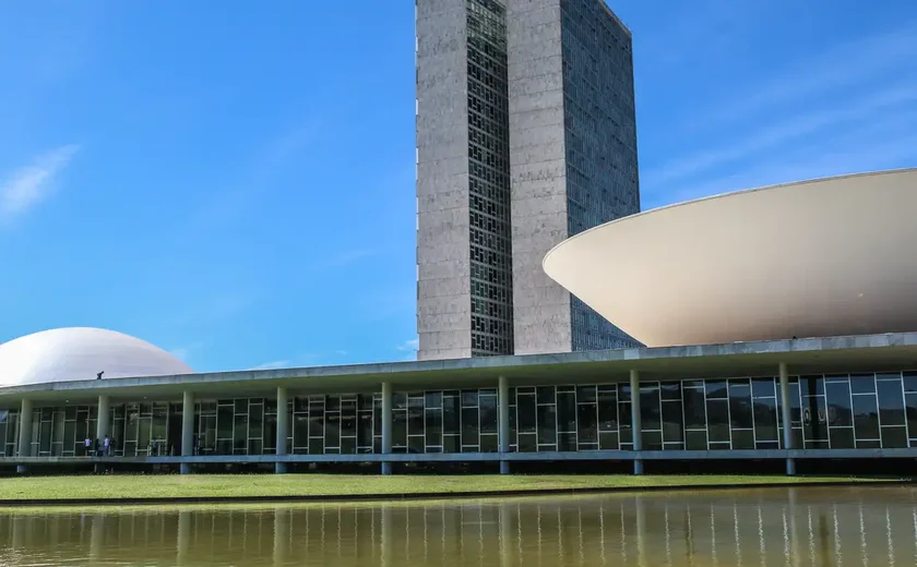 Congresso aprova R$ 15 bilhões para compensar perda de estados e municípios