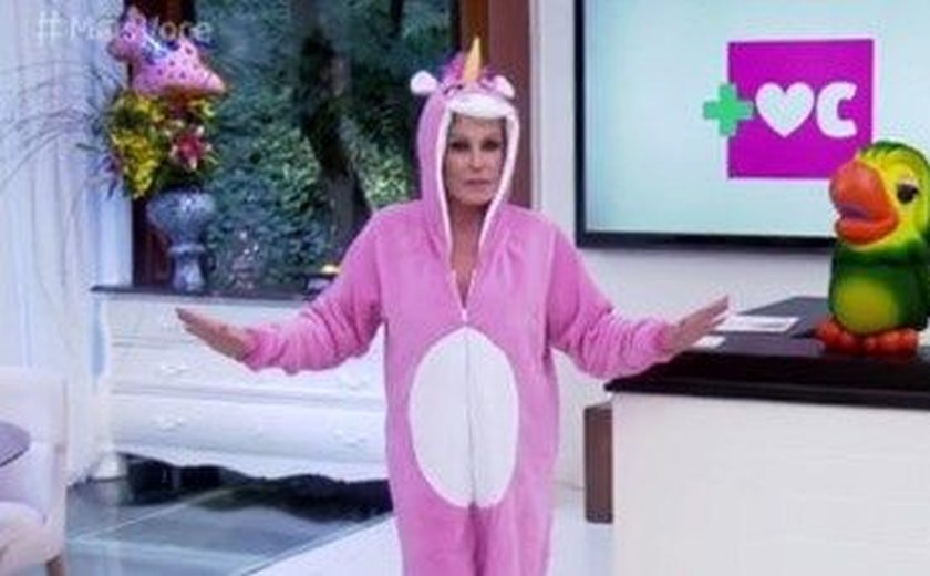 Ana Maria Braga aparece vestida de unicórnio e é atacada por cachorro